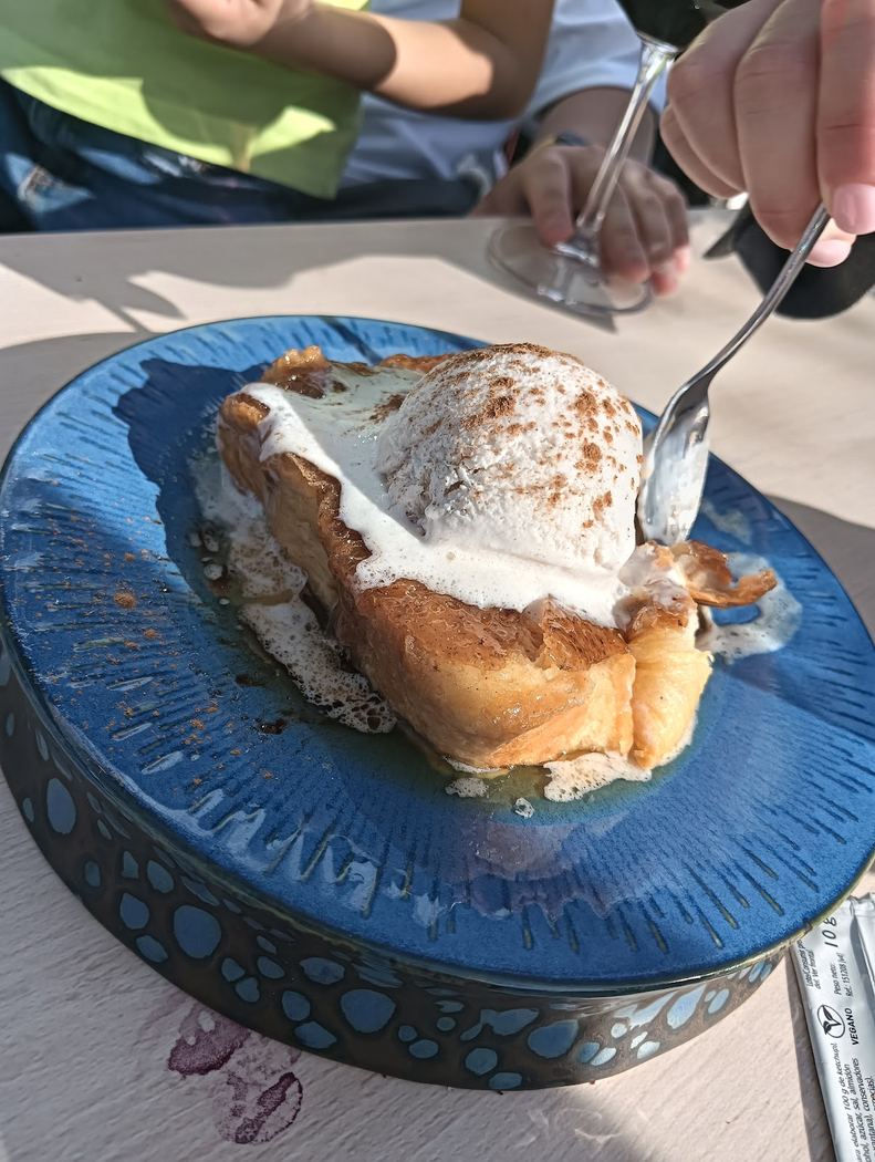 Torrija caramelizada casera acompañada de helado artesanal.